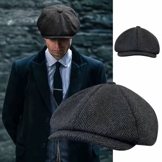 Man in donker pak met klassieke pet, visgraatpatroon, grijs, zwart, wit.