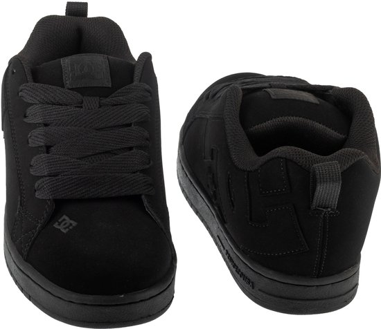 Zwarte DC Shoes sneakers, voorkant met veters en detail op de hak.