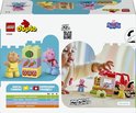 Doos LEGO Duplo Peppa Pig tractor en marktkraam met spelende kinderen en een voorbeeld van de set.