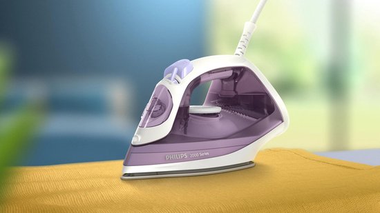 Paars en wit Philips 2000 Series strijkijzer op een geel kledingstuk.