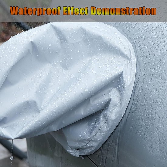Demonstratie waterdicht effect: druppels parelen af van de beschermhoes, wat de waterdichtheid bewijst.