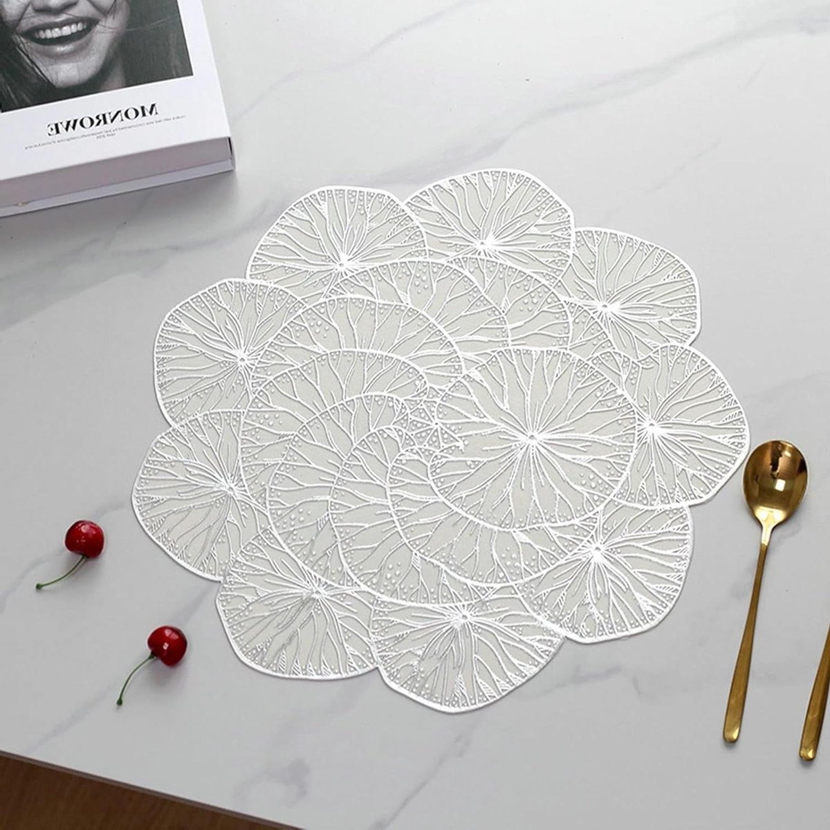 Placemats Set - Tafelonderleggers - Eettafel Decoratie - Bloemenpatroon - 38 cm - Zilver