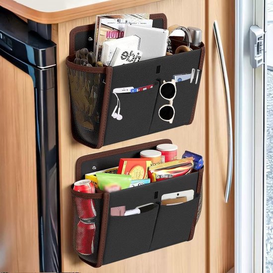 Zwarte hangende organizer met bruine rand, bovenste deel bevat een tablet, boek, bril en oortjes. Onderste deel bevat blikjes frisdrank, snacks en een telefoon.