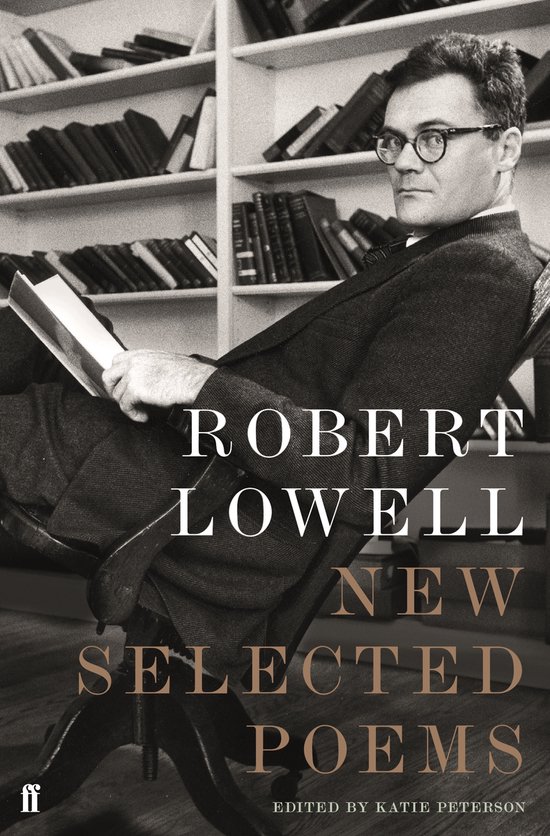 Nieuwe geselecteerde gedichten van Robert Lowell, bewerkt door Katie Peterson. Een zwart-witfoto van een man die een boek vasthoudt in een bibliotheek.