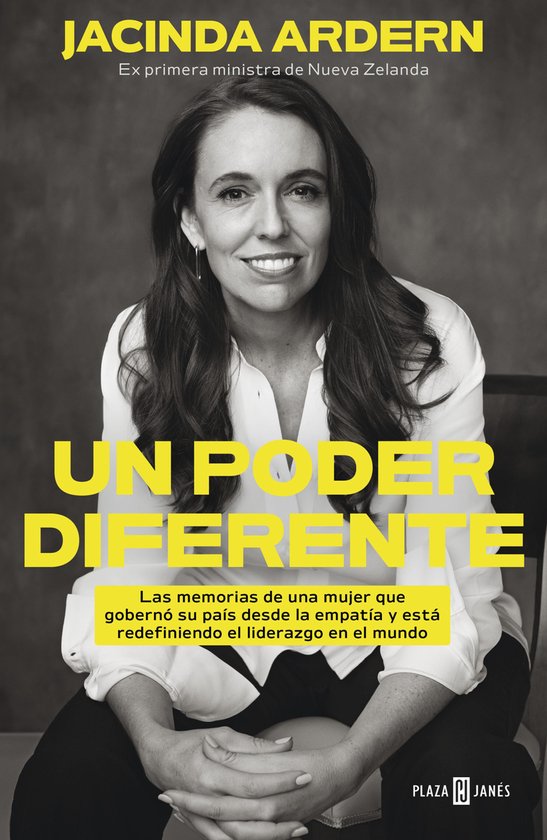 Jacinda Ardern, ex premier van Nieuw-Zeeland, op de cover van haar boek "Un poder diferente". Ze draagt een witte blouse.