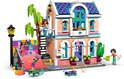 LEGO Friends Liann's Familiehuis met skateboardbaan, planten en vier poppetjes.