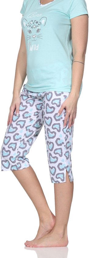 Lichtblauwe pyjamaset met capri broek met hartjesprint in grijs en lichtblauw, en T-shirt met opdruk 'Born to be Wild'.
