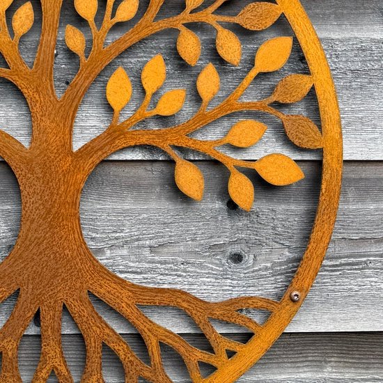Detail van een rond wanddecoratie 'Tree of Life' van verweerd cortenstaal met duidelijke bladeren en wortels.