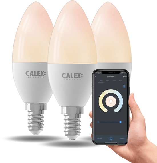 Trois ampoules bougies Calex E14 à lumière blanc chaud à côté d'un smartphone avec l'application Calex Smart Home.
