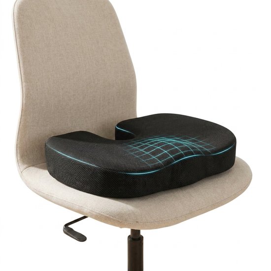Zwart ergonomisch stoelkussen met een turquoise rasterpatroon en blauwe rand, op een beige stoel.