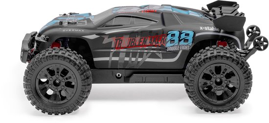 Zwarte RC-auto 'Troublemaker' met blauwe en rode accenten, op een witte achtergrond.
