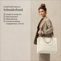 Model met een witte SUITSUIT reistas om de schouder, met beige hengsels.