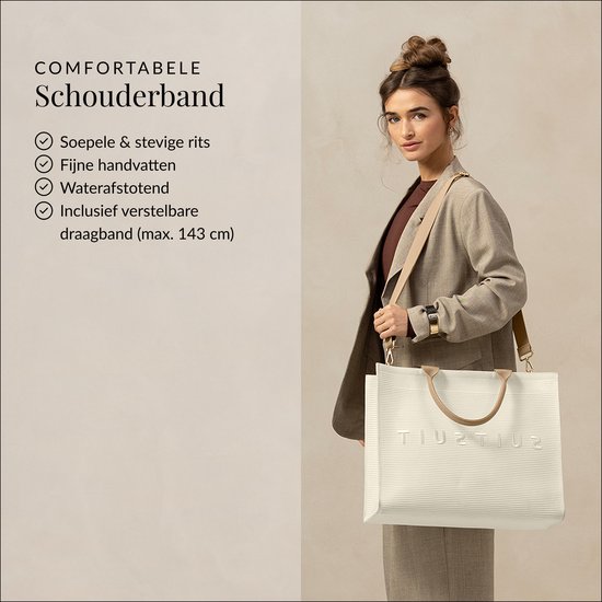 Model met een witte SUITSUIT reistas om de schouder, met beige hengsels.