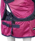 Sluiting van een fuchsia Horka vliegendeken met navy bies en gespen.
