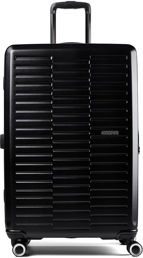 Zwarte American Tourister koffer met gestreept patroon en uitschuifbaar handvat.