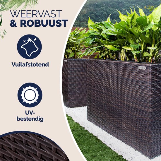 Bruine plantenbak van polyrattan op een terras met planten. Beschrijving: weerbestendig & robuust, vuilafstotend, UV-bestendig.