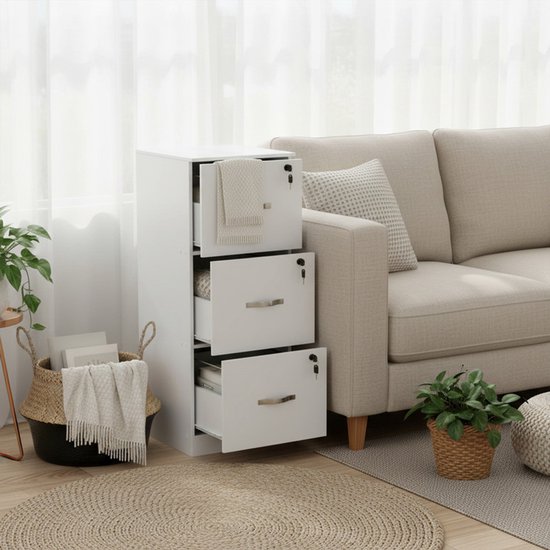 Witte archiefkast met 3 lades, een open bovenste lade met handdoeken. Naast een bank met manden en planten.