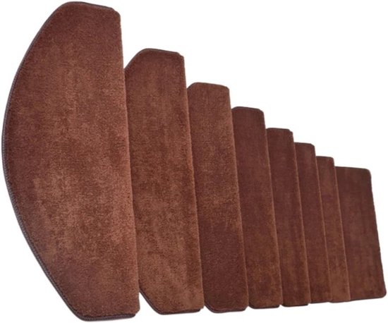 Een rij bruine, zelfklevende traptreden met een antislip textuur, op een witte achtergrond.
