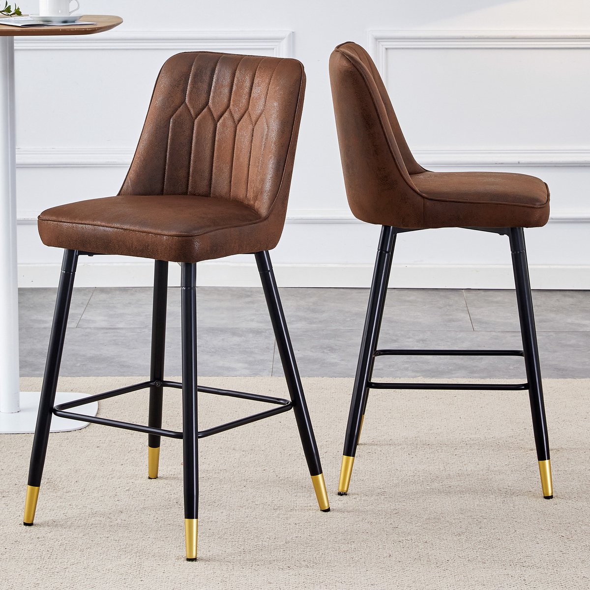 Set van 2 barkrukken, 100 cm hoog, bruine technische stof met zwart metalen frame en comfortabele voetensteun. Verkrijgbaar in diverse kleuren – de ideale keuze voor uw thuisbar.