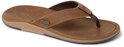 Bruine leren Reef teenslipper met suède bandjes en een rubberen zool, van bovenaf bekeken.