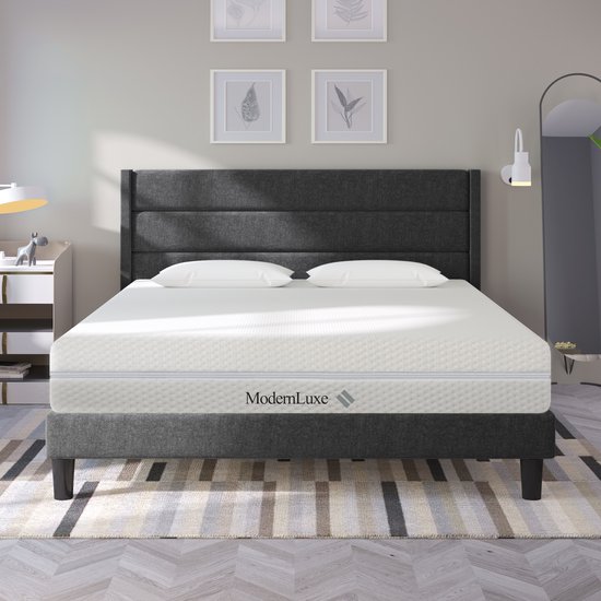 Un matelas en mousse froide ModernLuxe à 7 zones de confort dans un sommier gris foncé avec un tapis à rayures.