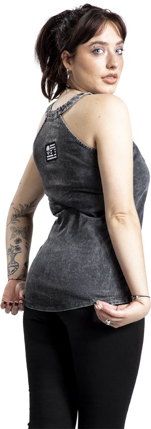 Model draagt een zwarte, stone washed tanktop met patch van een doodshoofd en ster op een vlag.