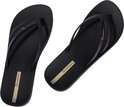 Zwarte Ipanema slippers met gevlochten bandjes en gouden logo op een witte achtergrond.