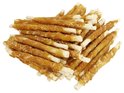 Pile de friandises torsadées pour chien, à base de poulet et bande blanche, sur fond blanc.