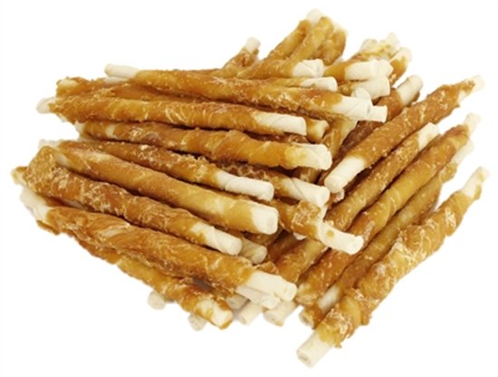 Pile de friandises torsadées pour chien, à base de poulet et bande blanche, sur fond blanc.