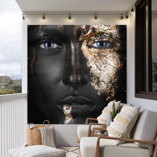 Affiche de Jardin Femme noire avec détails dorés - 200x200 cm
