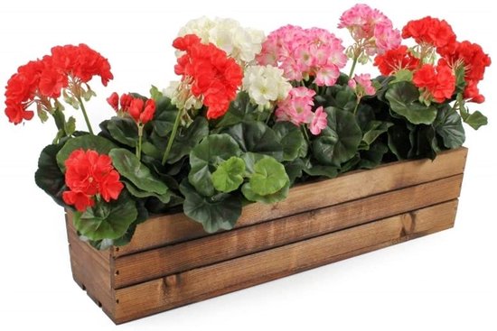 Houten plantenbak gevuld met rode, roze en witte bloemen.