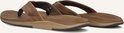 Close-up van twee bruine leren Reef teenslippers met zichtbaar Reef logo.