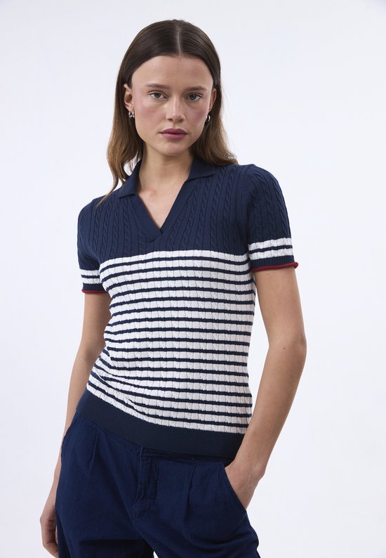 Mannequin portant un polo bleu marine à rayures blanches, torsades et bord-côte rouge aux manches.
