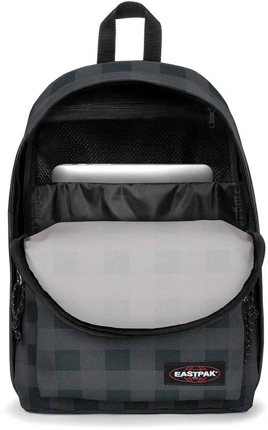 Eastpak rugzak met een grijs ruitpatroon. Het hoofdvak is geopend en toont een laptop en een mesh vak.