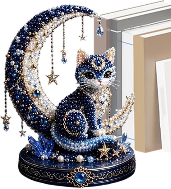 Een met blauwe en witte parels versierd kattenbeeldje zittend op een halve maan, op een sierlijke donkerblauwe basis.