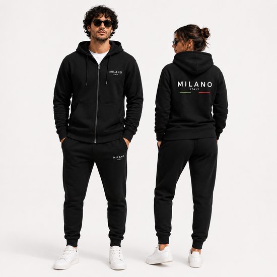 Man en vrouw in zwarte trainingspakken, van voren en achteren getoond. De hoodie heeft 'MILANO ITALY' met de Italiaanse vlag op de rug.
