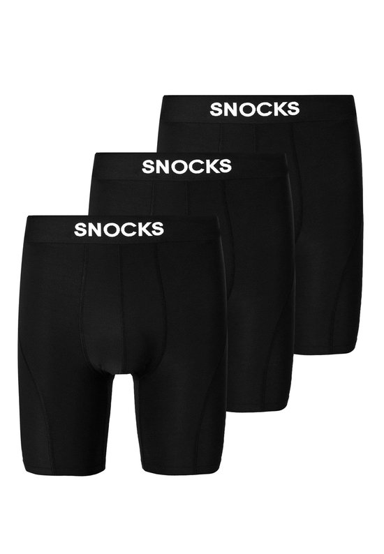 Drie zwarte lange sportboxers van SNOCKS op een rij, met elastische taillebanden waarop het 'SNOCKS' logo is gedrukt.