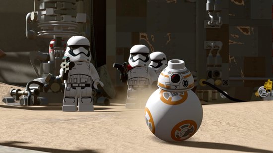 Lego BB-8 met oranje accenten en drie Lego stormtroopers met wapens in de woestijn.