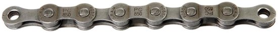 Een witte achtergrond met een deel van een SRAM PC 850 fietsketting.