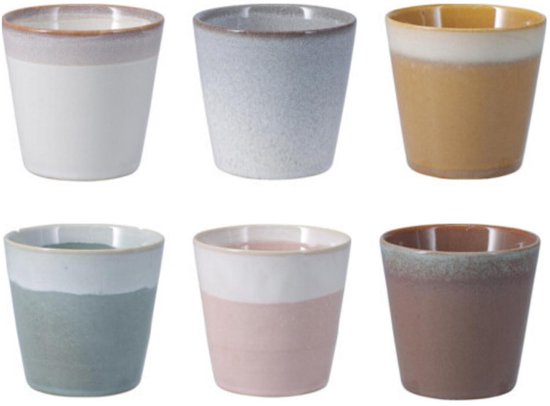Zes keramische mokken in diverse aardetinten en kleuren: wit met bruine rand, grijs gespikkeld, geel met witte rand, groen met witte band, roze met witte band, bruin met beige rand.