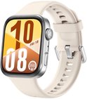 Smartwatch met crème-kleurige band en een vierkant scherm met de tijd 10:08 en datum FRI 18.
