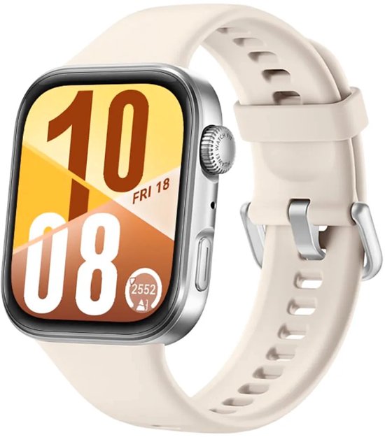 Smartwatch met crème-kleurige band en een vierkant scherm met de tijd 10:08 en datum FRI 18.