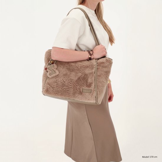 Model met tas van lichtbruin nepbont, leren accenten en een Z-bag charm. Tas wordt over de schouder gedragen.
