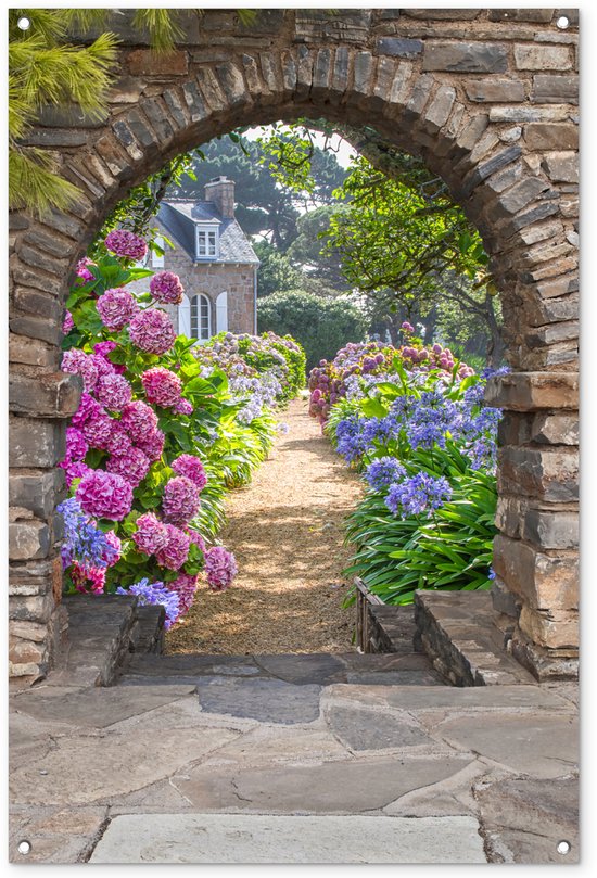 Tuinposter poort - Doorkijk - Hortensia - Bloemen - Natuur - Huis - Zomer - Tuindoek - Tuin - Schuttingdoek - 80x120 cm - Schutting decoratie - Tuindecoratie - Tuinschilderij voor buiten - Buitenposter