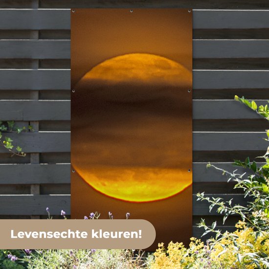 Tuinposter 100x200 cm - Tuindecoratie Maan - Wolken - Oranje - Poster voor in de tuin - Buiten decoratie - Schutting tuinschilderij - Tuindoek muurdecoratie - Wanddecoratie balkondoek
