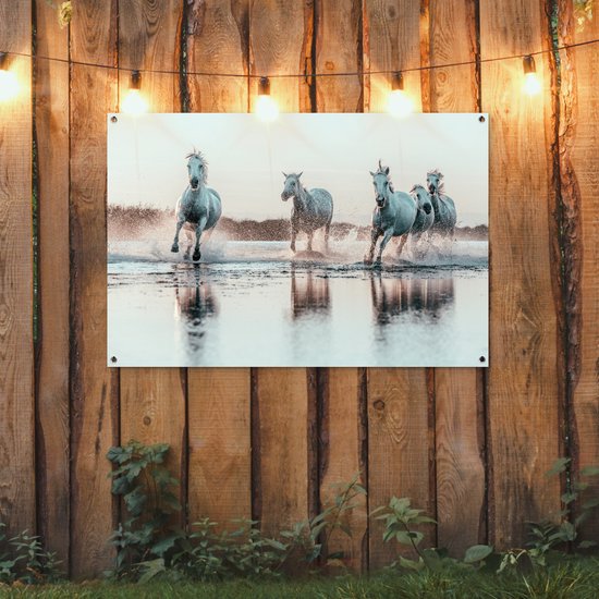 Tuinposter 120x80 cm - Tuindecoratie Wilde witte paarden galopperen door het water in Camargue - Poster voor in de tuin - Buiten decoratie - Schutting tuinschilderij - Tuindoek muurdecoratie - Wanddecoratie balkondoek