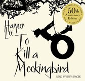 Boekomslag met de titel 'To Kill a Mockingbird', 50th Anniversary Edition, met een silhouet van een kind dat aan een autoband aan een boom schommelt.