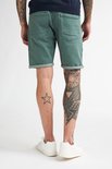 Achterkant van een groene slim fit stretch denim shorts met opgerolde zomen, gedragen door een model met tattoos.