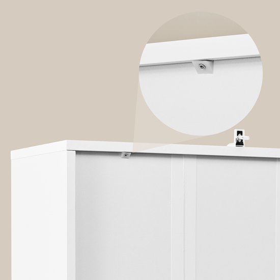 Gros plan du mécanisme de fixation en haut d'une armoire blanche.