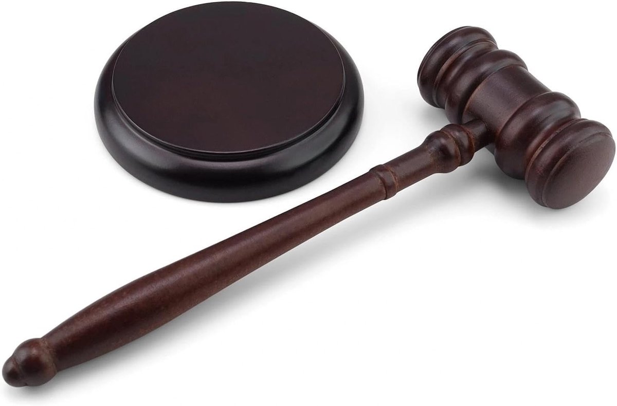 Houten veilinghamer met voet, ideaal voor rechtbanken en veilingen, perfect voor professionele en decoratieve toepassingen